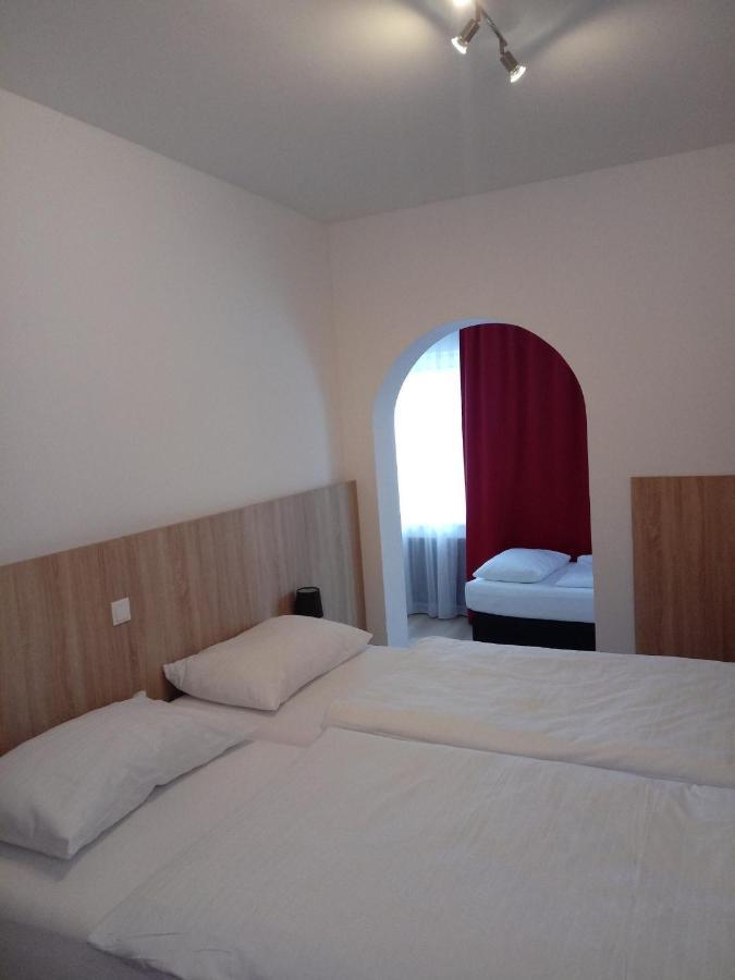 Hotel Restaurant Schwartz Neusiedl am Steinfelde Экстерьер фото
