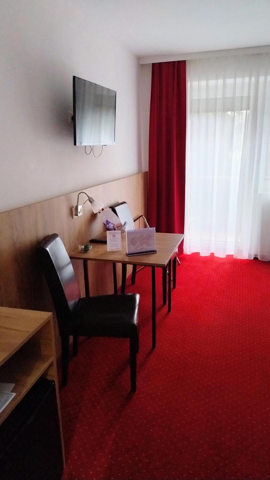 Hotel Restaurant Schwartz Neusiedl am Steinfelde Экстерьер фото