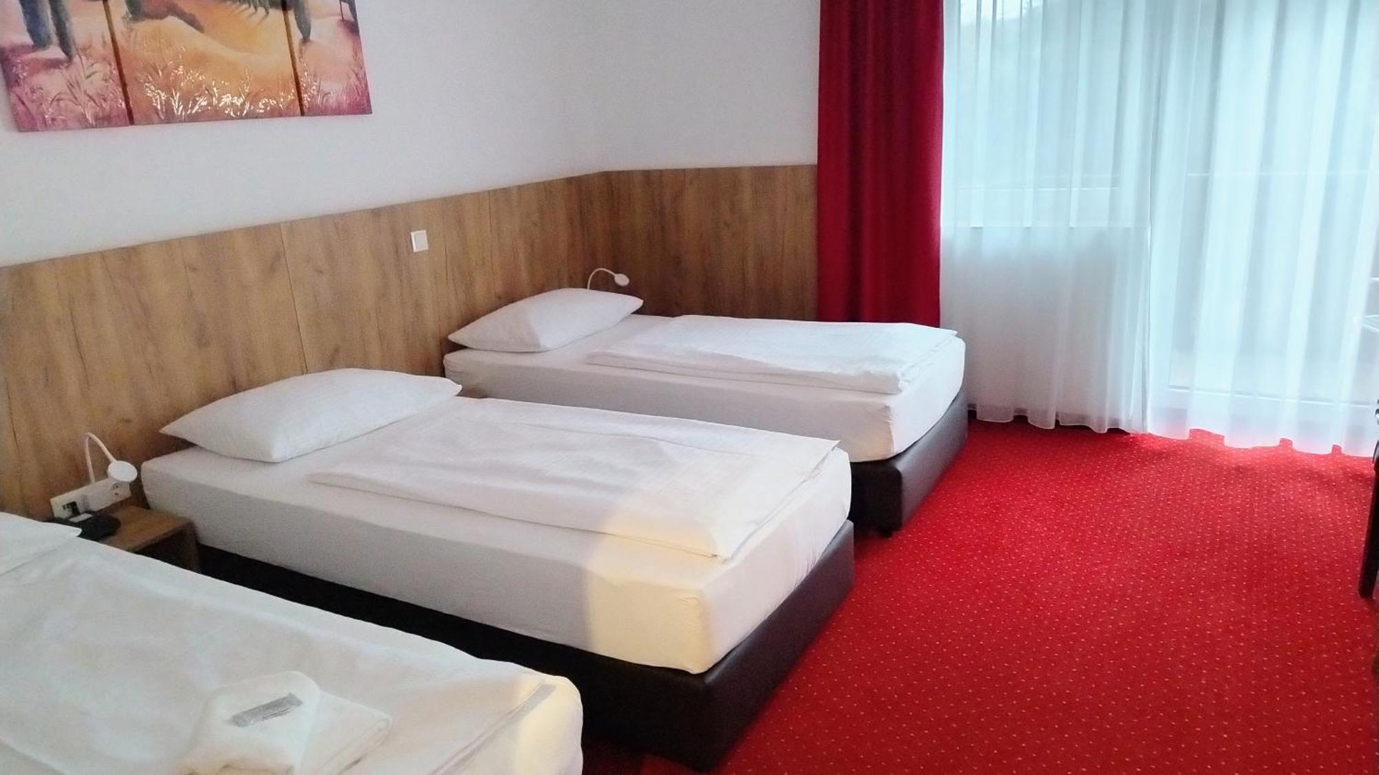 Hotel Restaurant Schwartz Neusiedl am Steinfelde Экстерьер фото