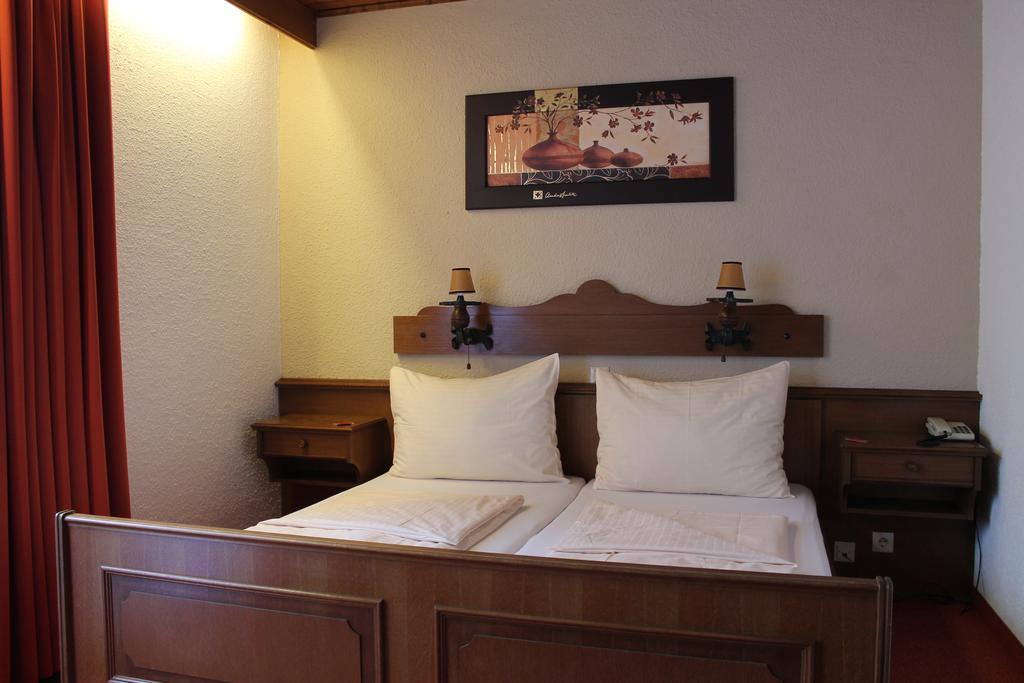 Hotel Restaurant Schwartz Neusiedl am Steinfelde Экстерьер фото