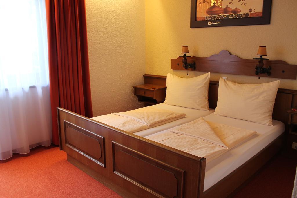 Hotel Restaurant Schwartz Neusiedl am Steinfelde Экстерьер фото