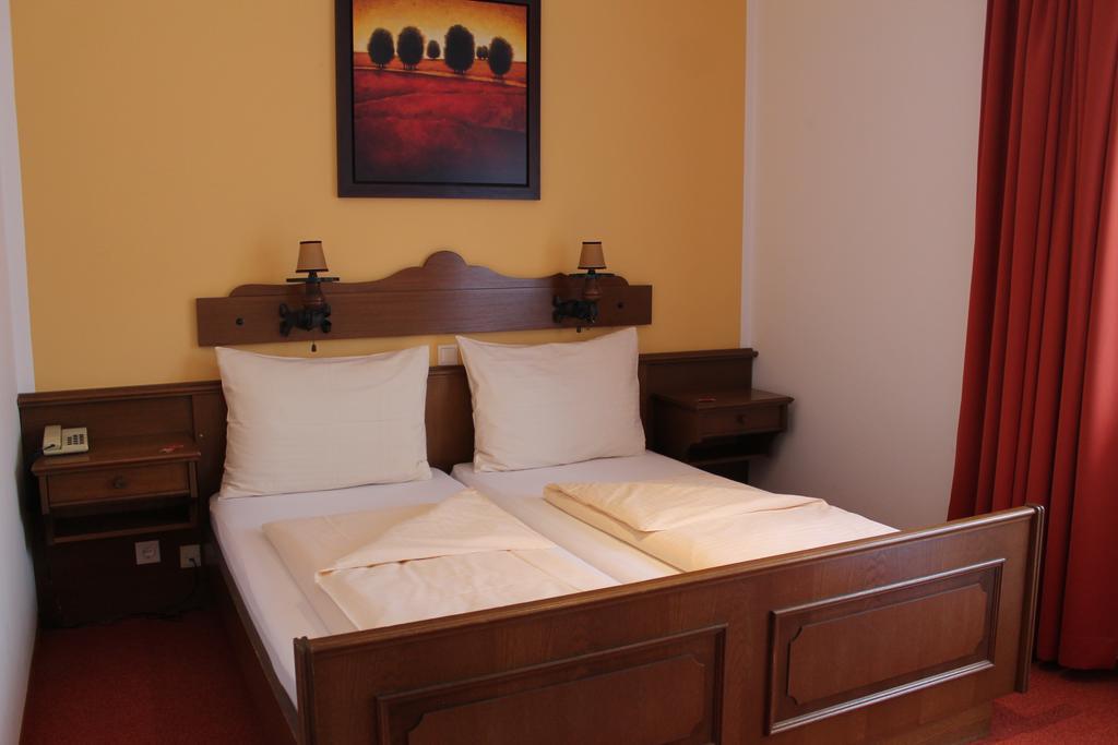 Hotel Restaurant Schwartz Neusiedl am Steinfelde Экстерьер фото