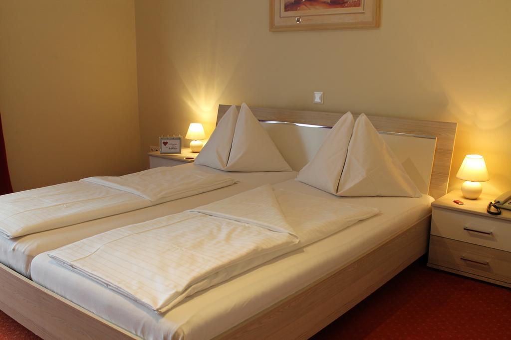 Hotel Restaurant Schwartz Neusiedl am Steinfelde Экстерьер фото