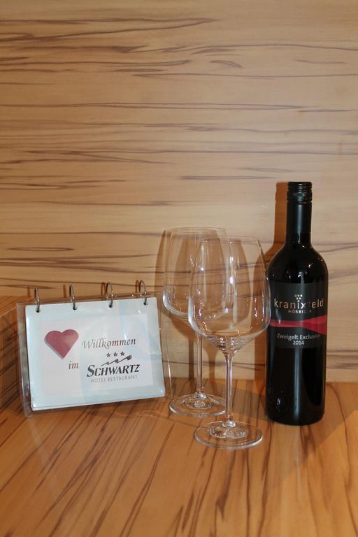 Hotel Restaurant Schwartz Neusiedl am Steinfelde Экстерьер фото