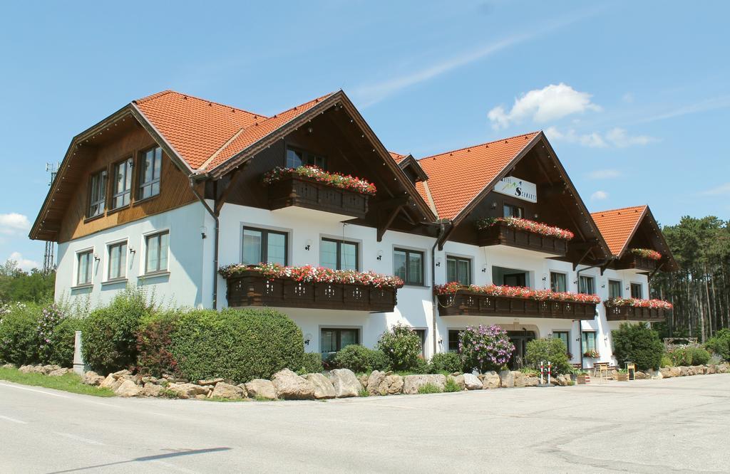 Hotel Restaurant Schwartz Neusiedl am Steinfelde Экстерьер фото
