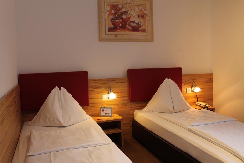 Hotel Restaurant Schwartz Neusiedl am Steinfelde Номер фото