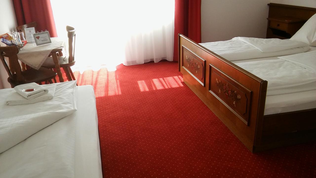 Hotel Restaurant Schwartz Neusiedl am Steinfelde Экстерьер фото