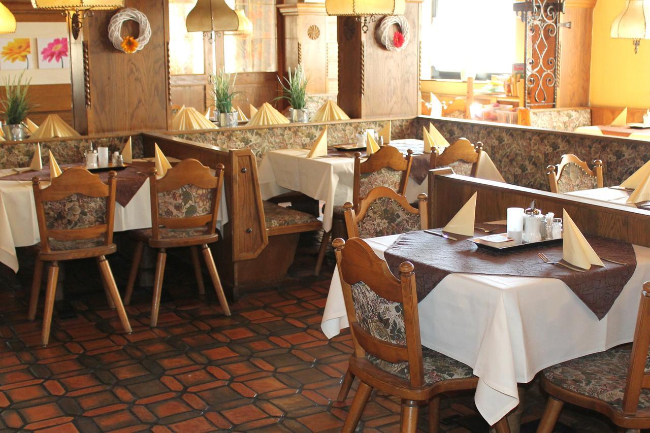 Hotel Restaurant Schwartz Neusiedl am Steinfelde Экстерьер фото