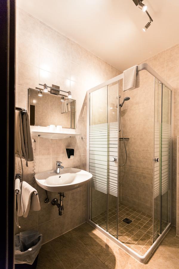 Hotel Restaurant Schwartz Neusiedl am Steinfelde Экстерьер фото