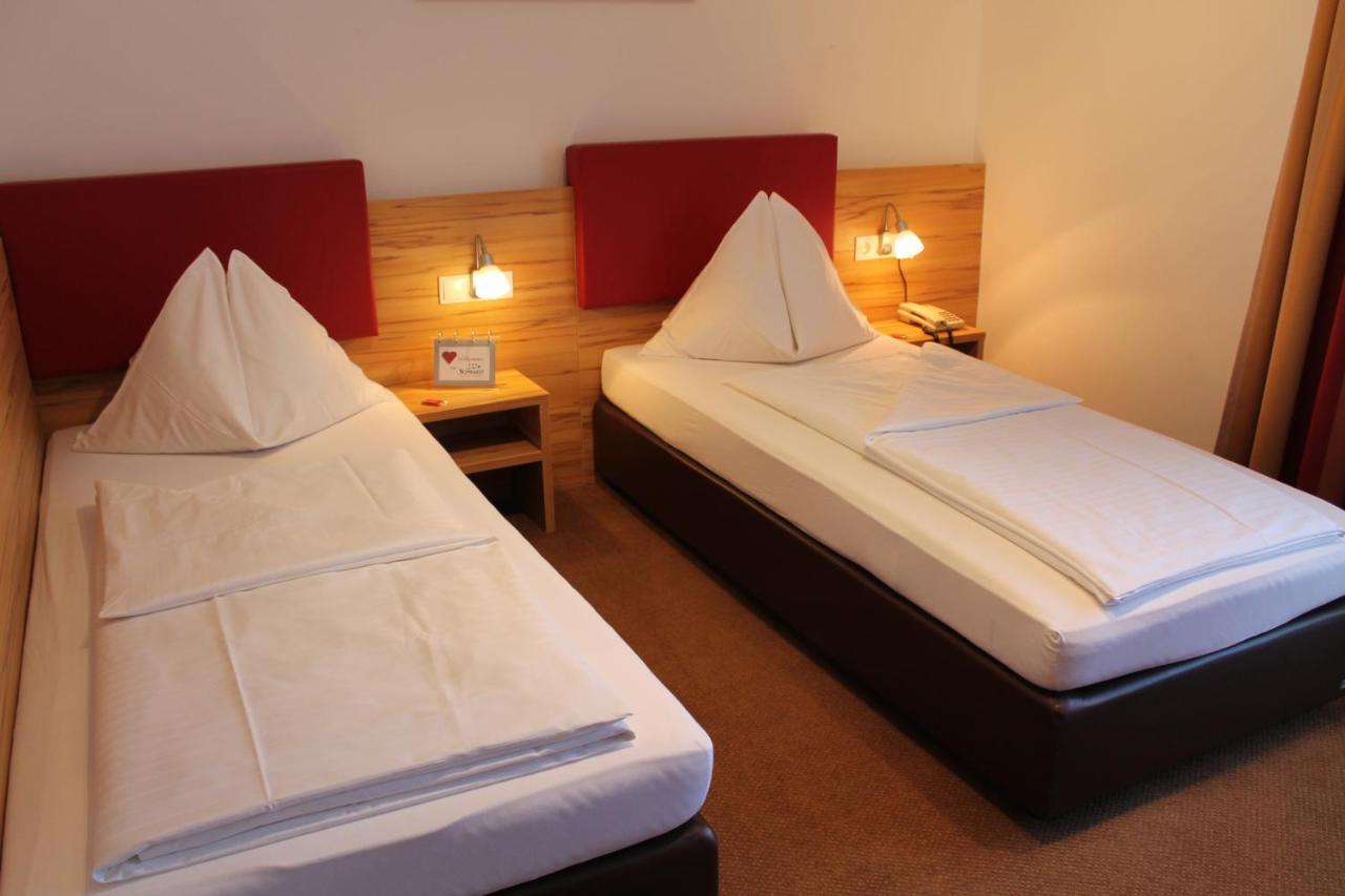 Hotel Restaurant Schwartz Neusiedl am Steinfelde Экстерьер фото